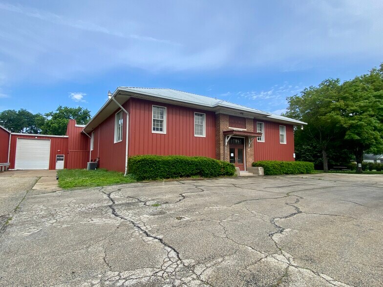 More Photos Of 205 S Main St, Seymour Office For Lease