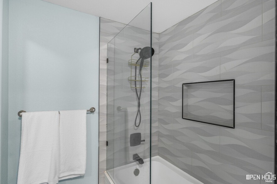 More Photos Of 405 W Gilbert St, Henrietta Hospitality For Sale