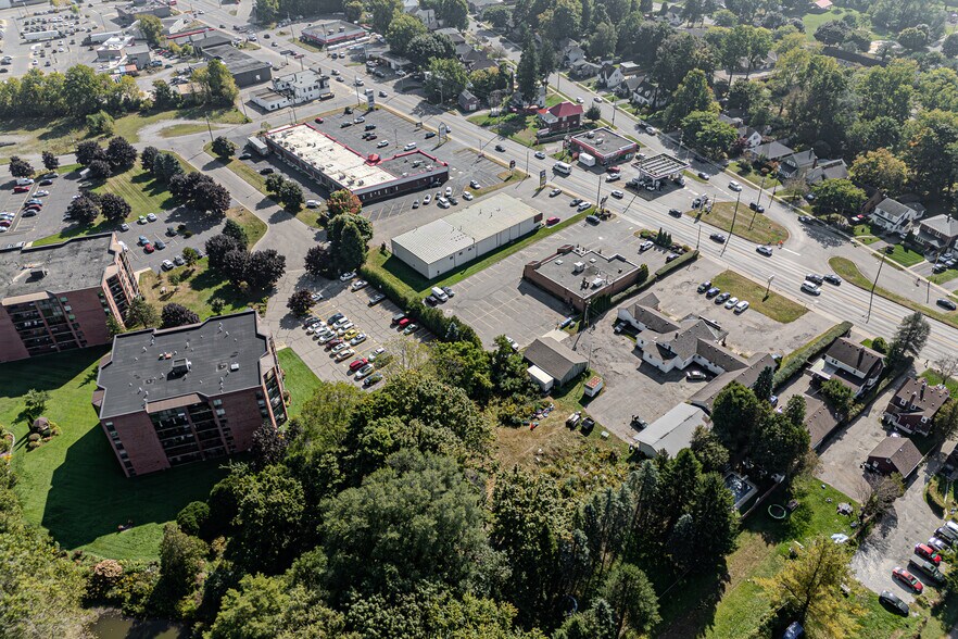 More Photos Of 139 Queensway W, Simcoe Hotel For Lease