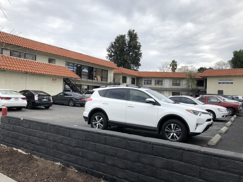 More Photos Of 22916 Lyons Ave, Santa Clarita Storefront Retail Office For Lease