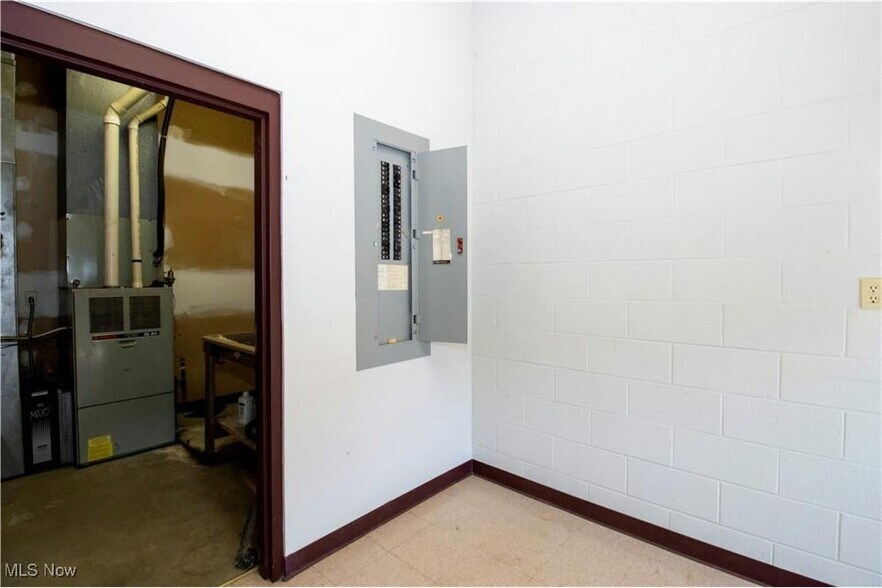 More Photos Of 390 E Wood St, Shreve Flex For Sale