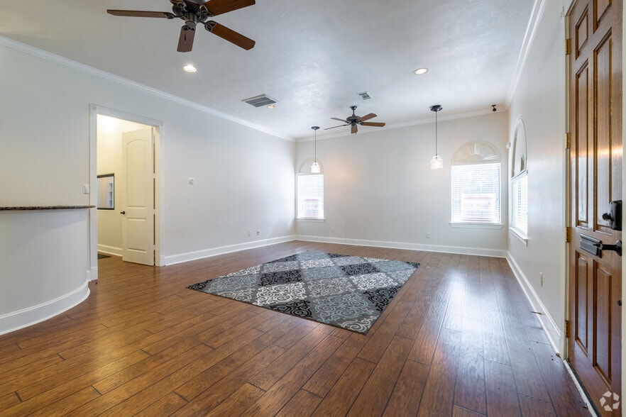 More Photos Of 12820 Willow Centre Dr, Houston Unknown For Lease