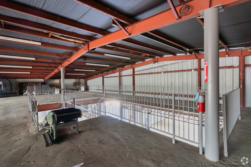 More Photos Of 10034 North Fwy, Houston Warehouse For Sale