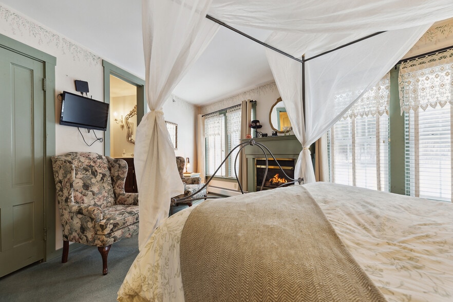 More Photos Of 67 Pleasant View Rd, Bradford Hotel For Sale