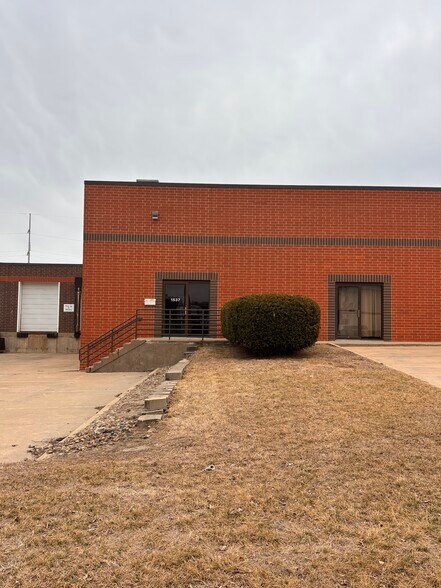 More Photos Of 1537 Vermont St, Des Moines Light Distribution For Lease