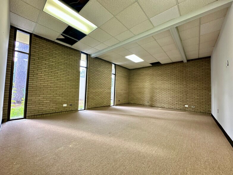 More Photos Of 130 Lexington Ln, Southern Pines Office For Sale