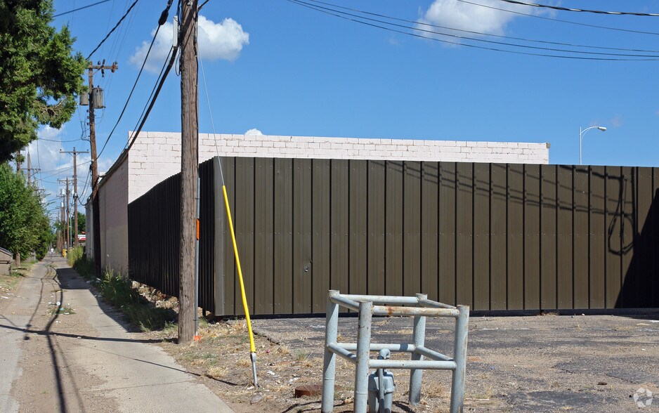 More Photos Of 2006 50th St, Lubbock Flex For Lease