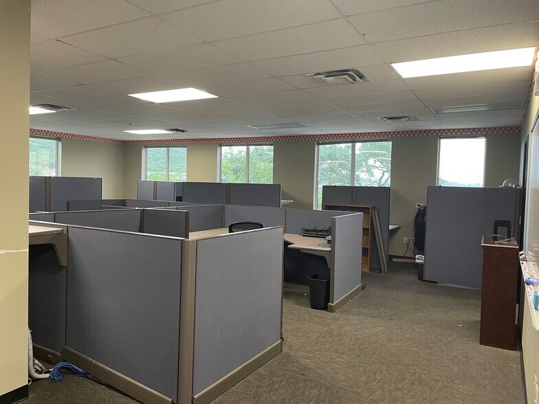 More Photos Of 6615 Vaught Ranch Rd, Austin Office Residential For Lease