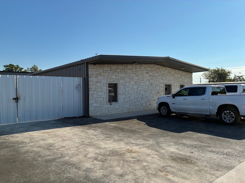 Primary Photo Of 3416-3418 Andtree Blvd, Austin Warehouse For Lease
