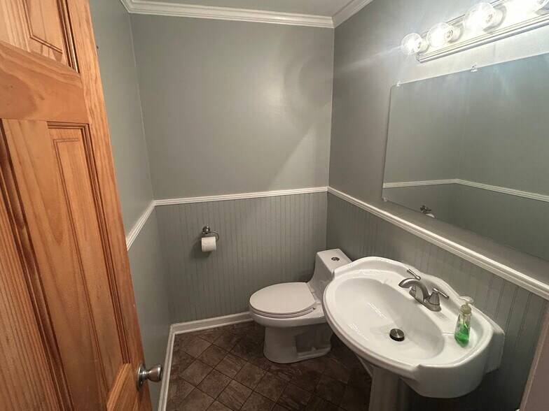 More Photos Of 648 W Iris Dr, Nashville Office For Sale