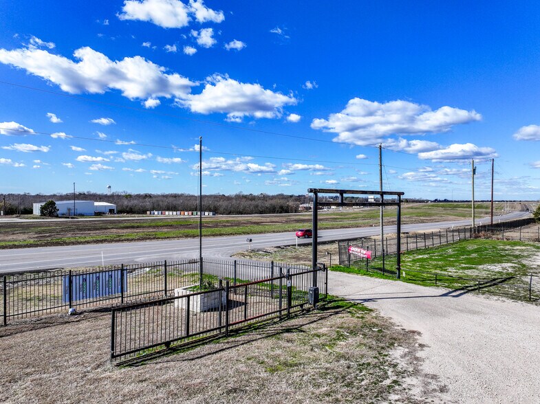 More Photos Of 11639 E US Highway 175, Kemp Flex For Lease