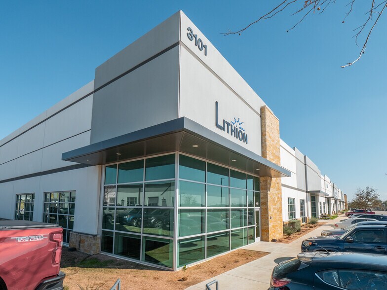 More Photos Of 3101 Eagles Nest St, Round Rock Flex For Lease