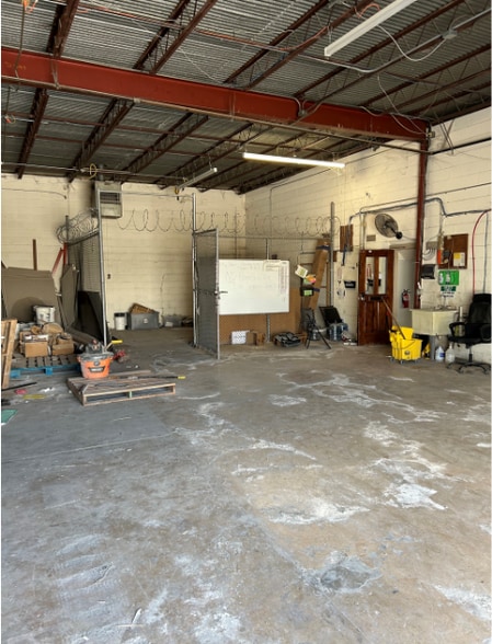 More Photos Of 307-311 Lombrano St, San Antonio Warehouse For Sale