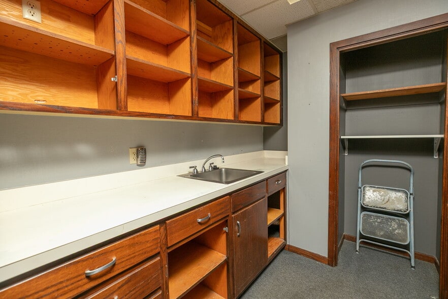 More Photos Of 307 E Center St, Rochester Office For Sale