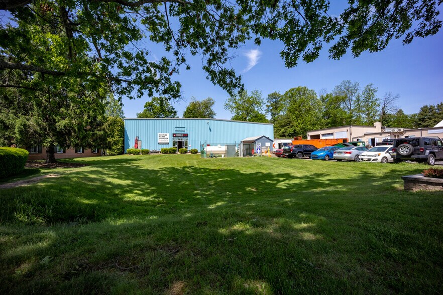 More Photos Of 180-190 S Clinton St, Doylestown Showroom For Sale