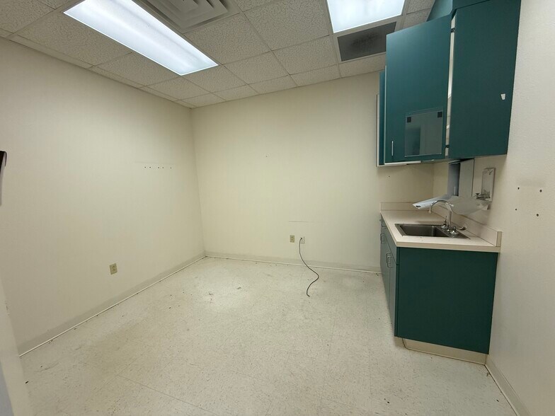 More Photos Of 2410 S Main St, Lindale Office For Sale