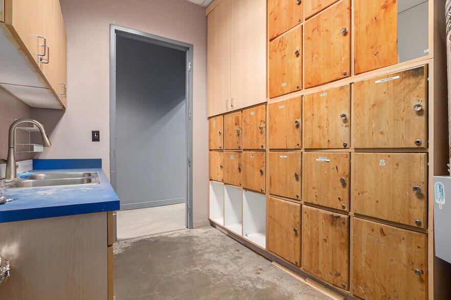 More Photos Of 5075 Leetsdale Dr, Denver Unknown For Lease