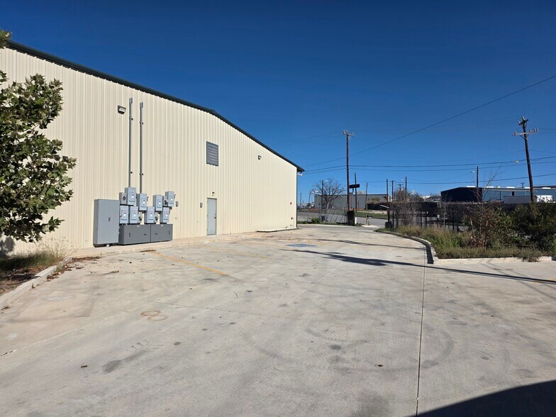 More Photos Of 11100 Osgood Dr, San Antonio Industrial For Lease