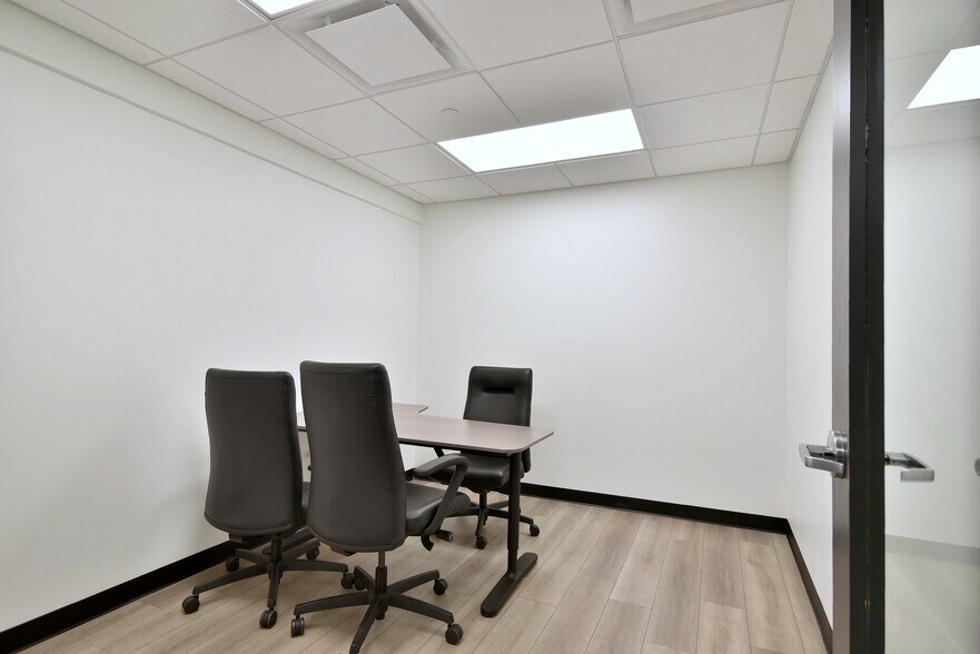 More Photos Of 6363 W 73rd St, Bedford Park Manufacturing For Lease