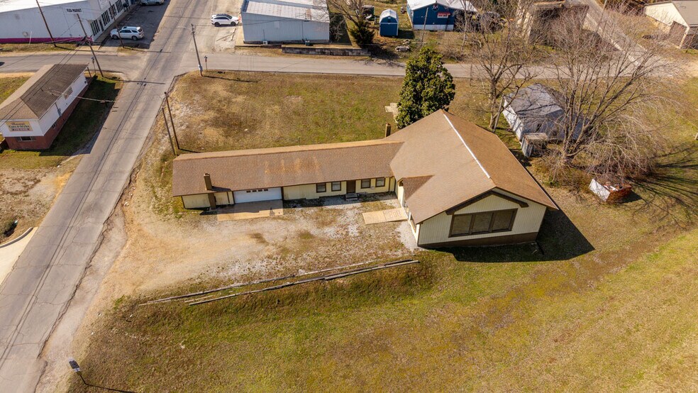 More Photos Of 105 E Couch St, Alton General Retail For Sale