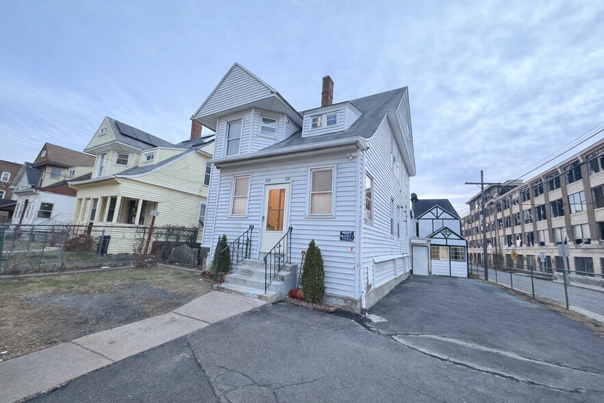 More Photos Of 231 Hamilton St, Hartford Apartments For Sale