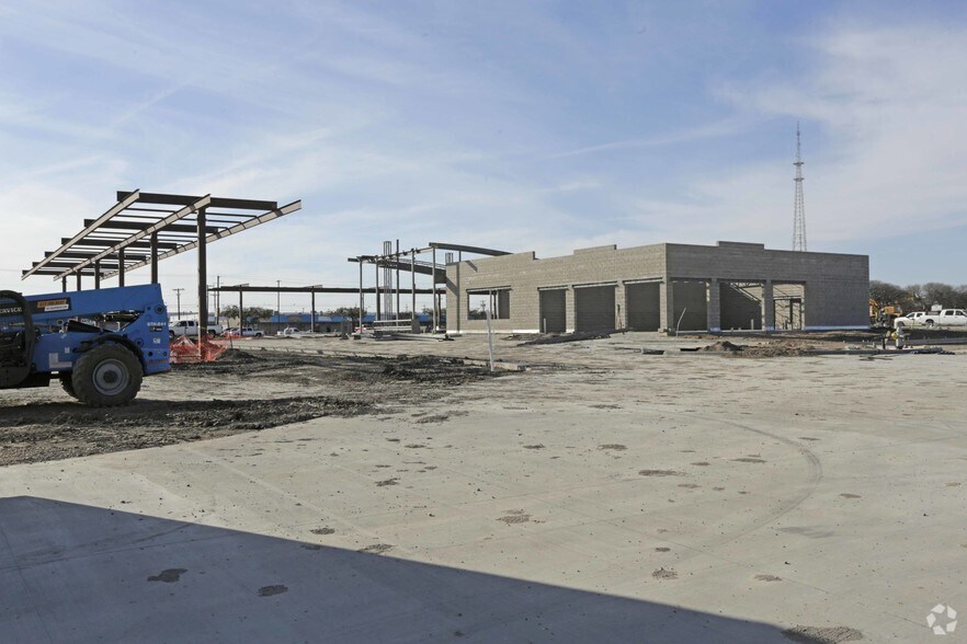 More Photos Of 1910 S Jupiter Rd, Garland Service Station For Lease