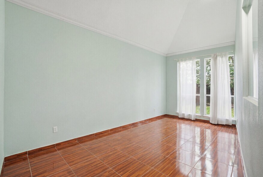 More Photos Of 13700 Lakewood Forest Dr, Houston Office For Sale