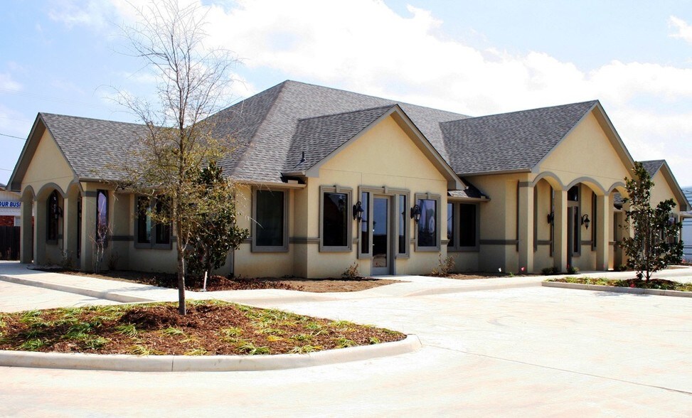 More Photos Of 3216 W Arkansas Ln, Dalworthington Gardens Office For Lease