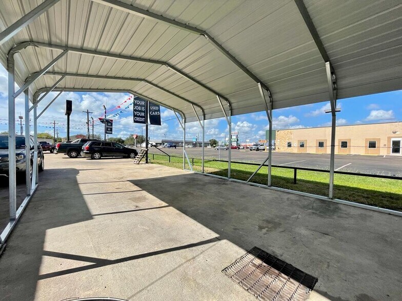 More Photos Of 4006 N Navarro St, Victoria Auto Dealership For Sale
