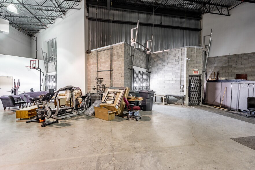 More Photos Of 9490-9490 Boul Henri-Bourassa W, Saint-Laurent Flex For Sale