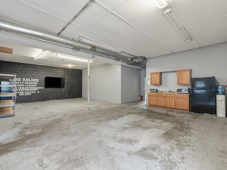 More Photos Of 832 W 11 Mile Rd, Madison Heights Warehouse For Sale