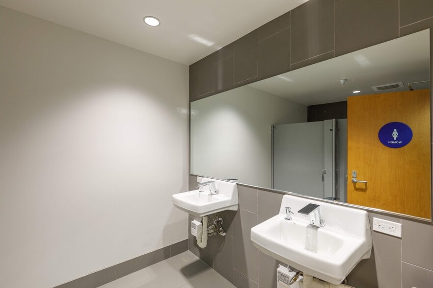 More Photos Of 16200 Ventura Blvd, Encino Office For Lease