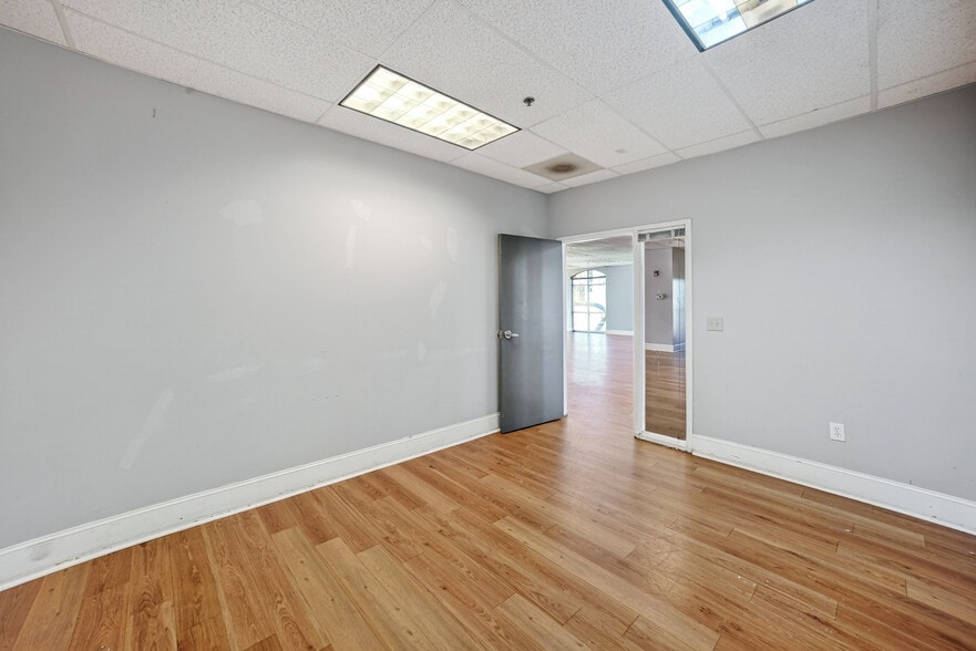 More Photos Of 10210 Berkeley Place Dr, Charlotte Storefront Retail Office For Sale