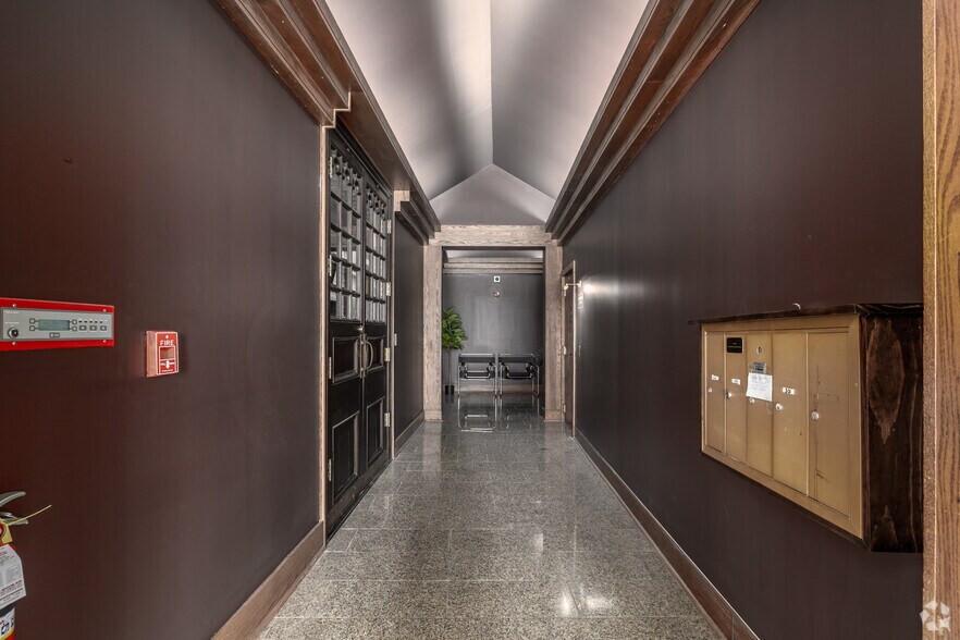 More Photos Of 221 S Tryon St, Charlotte Storefront Retail Office For Sale