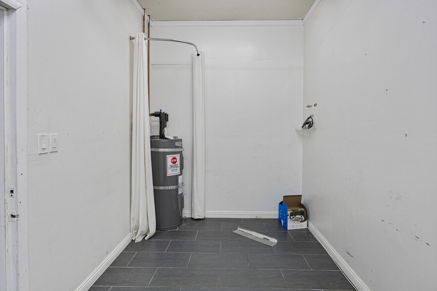 More Photos Of 13052 Hawthorne Blvd, Hawthorne General Retail For Lease