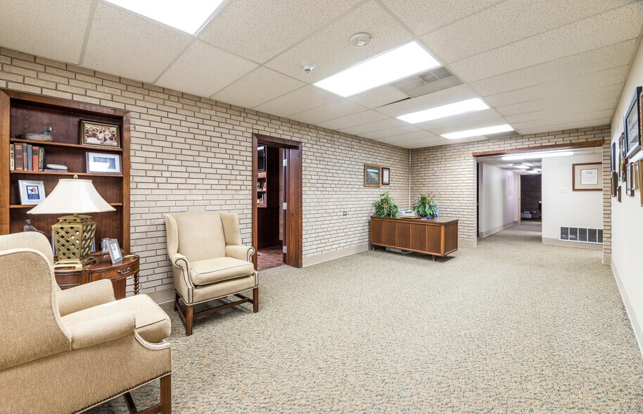 More Photos Of 208 E Houston St, Beeville Office For Sale
