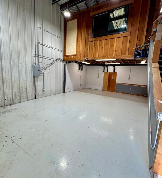 More Photos Of 111 Stanford Ave, Half Moon Bay Warehouse For Lease