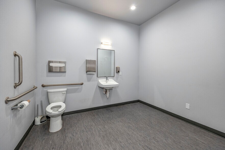 More Photos Of 323 6th St, Umatilla Industrial For Lease