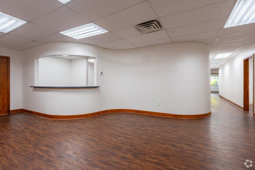 More Photos Of 411 W Lake Lansing Rd, East Lansing Unknown For Lease