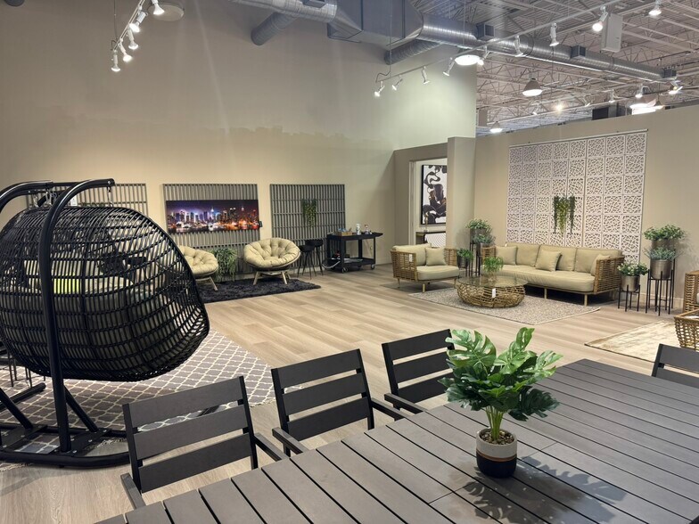 More Photos Of 7071 Southwest Fwy, Houston Showroom For Lease