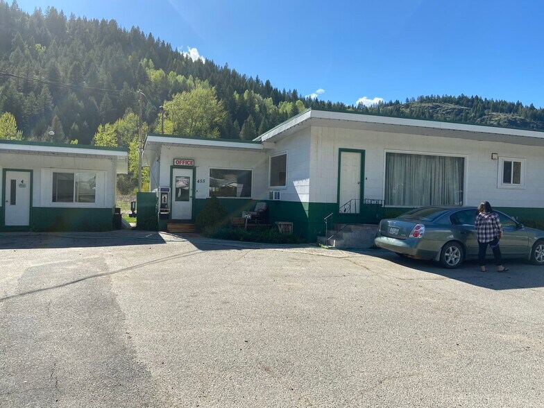More Photos Of 455 Government St S, Greenwood Hotel For Sale