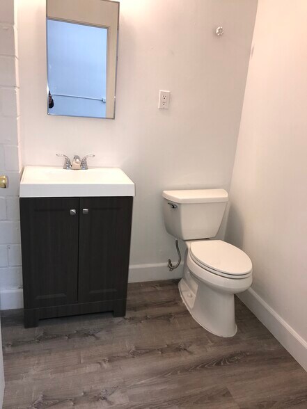 More Photos Of 7421 Laurel Canyon Blvd, North Hollywood Distribution For Lease