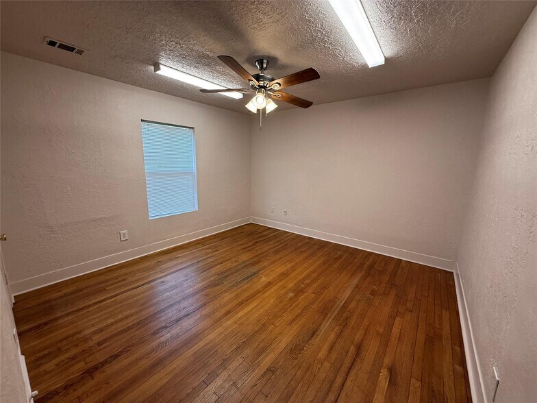 More Photos Of 6946 Moss Rose St, Houston Office For Sale