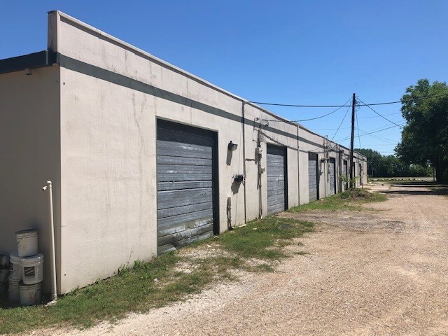 More Photos Of 230 S Grants Ln, Fort Worth Light Distribution For Sale