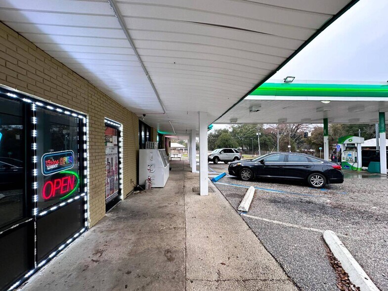 More Photos Of 13433 Moffett Rd, Wilmer Service Station For Sale