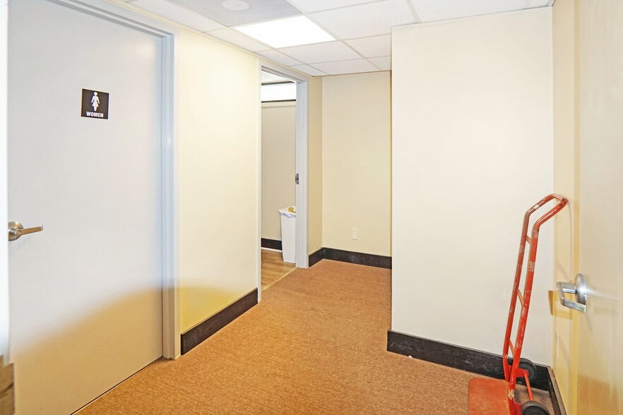 More Photos Of 1560 Commercial Ct, Jonesboro Office For Sale