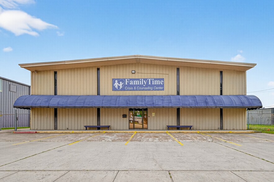 Primary Photo Of 1203 S Houston Ave, Humble Light Distribution For Sale