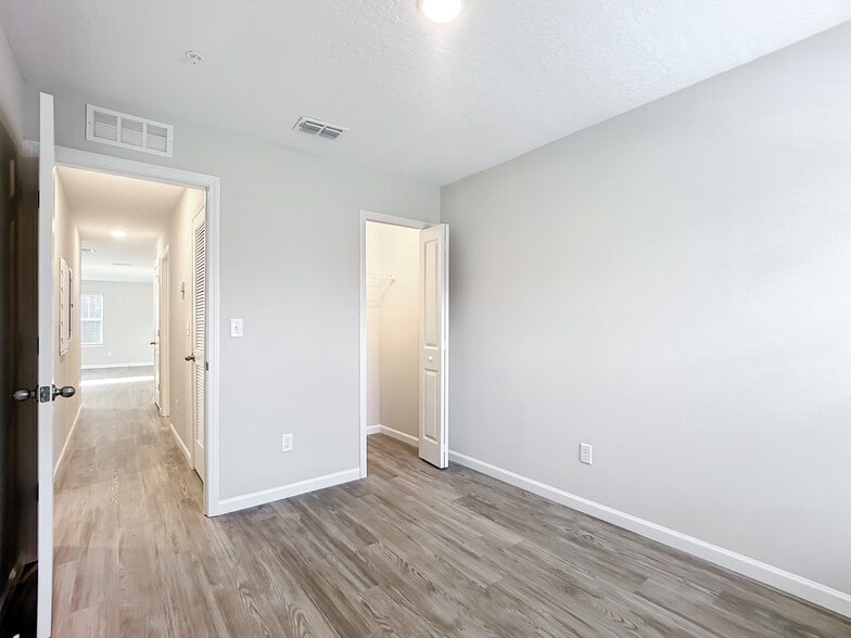 More Photos Of 6421 Breezy Oaks Way, Jacksonville Apartments For Sale