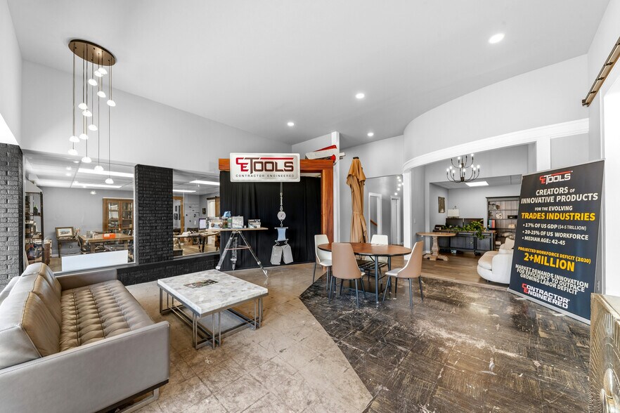 More Photos Of 308 W College St, Pulaski Flex For Sale