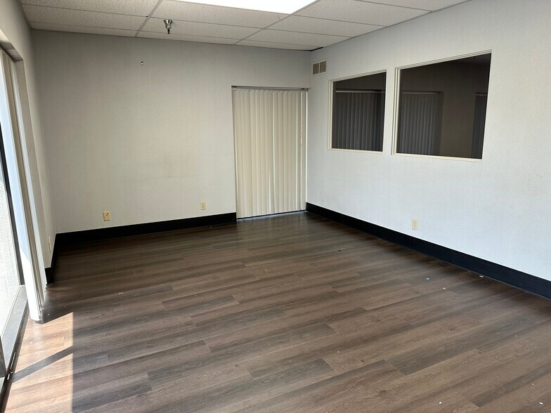 More Photos Of 27704 Avenue Scott, Valencia Distribution For Lease